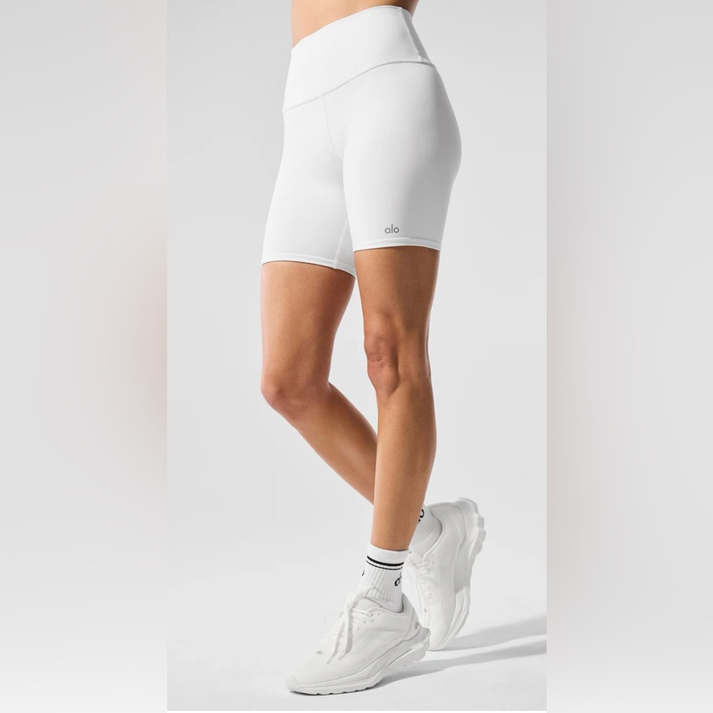 Alo Yoga 7” Inseam High-Waist Biker Shorts In White Size M